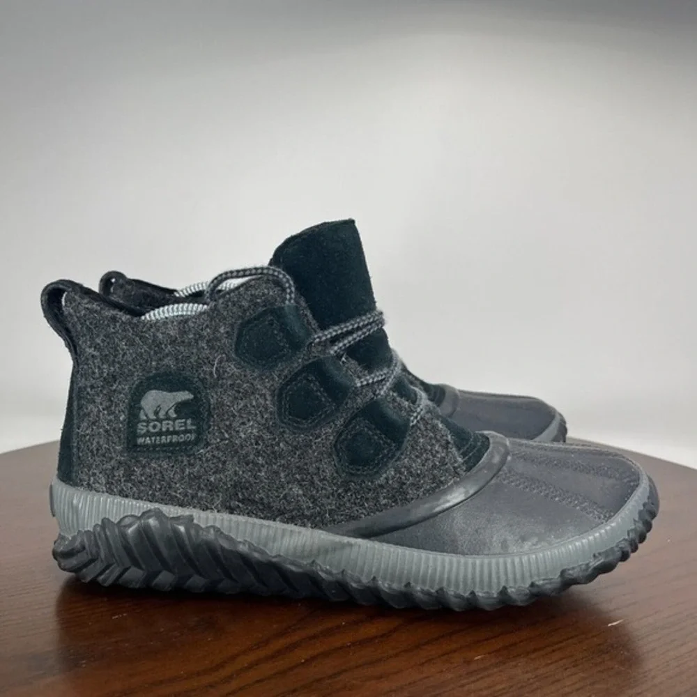Sorel Out N About Plus Women's 7 Gray Black‎ Waterproof Duck Rain LL3650-010